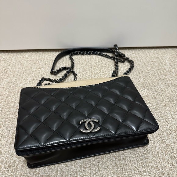 Chanel Classic Quilted Black and Beige Lambskin Leather Crossbody Shoulder Bag - Picture 2 of 13